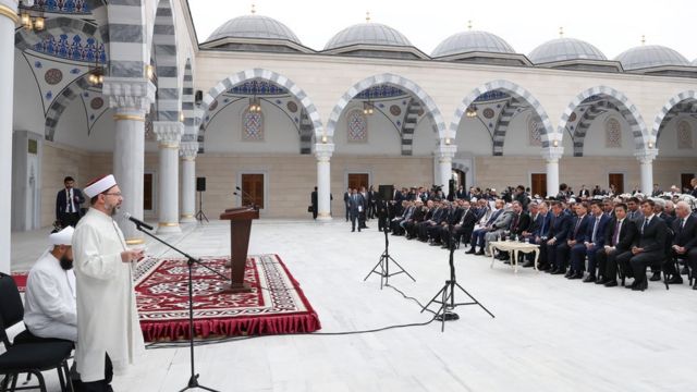 Bişkek Cumhuriyet Merkez İmam Serahsi Camii, Eylül 2018'de Cumhurbaşkanı Recep Tayyip Erdoğan, Kırgızistan Cumhurbaşkanı Sooronbay Ceenbekov ve Diyanet İşleri Başkanı Ali Erbaş'ın katılımıyla açıldı.