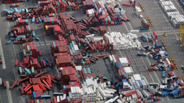 pogled iz vazduha na razrušene kontejnere u luci
