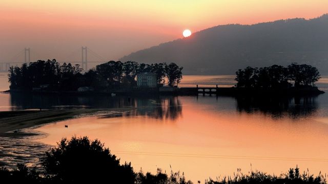 Atardecer en las islas de San Simón y San Antón.