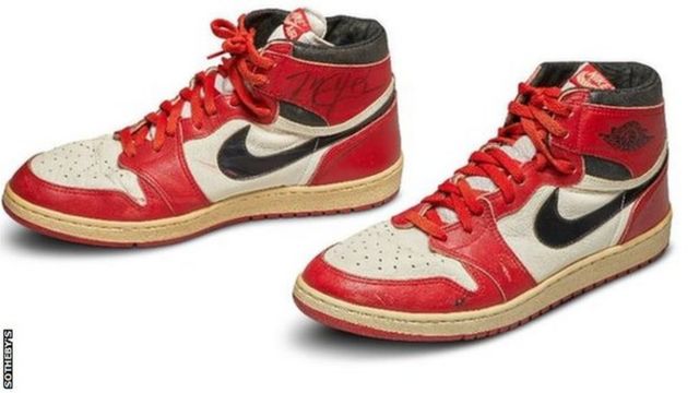 Asombro Espinoso Moviente Michael Jordan: qué tienen de especial las zapatillas del basquetbolista  que lograron un récord de subasta - BBC News Mundo