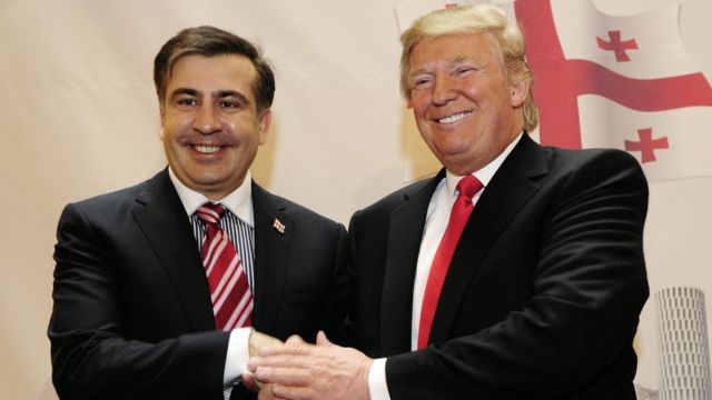 Mixeil Saakaşvili (solda) və Donald Trump (sağda)