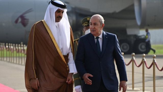 الرئيس الجزائري أثناء استقباله أمير قطر