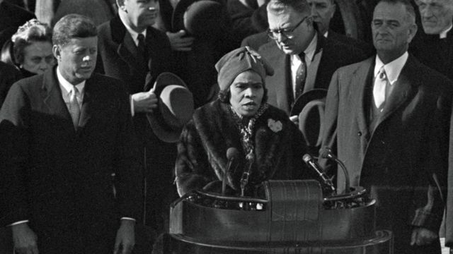 مغنية الأوبرا ماريان أندرسون خلال مراسم تنصيب جون إف كينيدي عام 1961