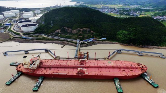 Çin limanındakı supertanker