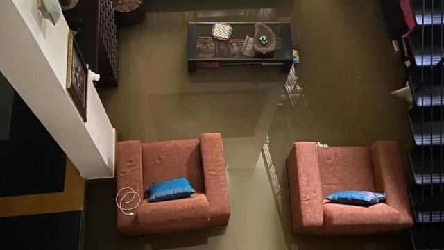 திருமதி தேசாயின் வீட்டில் இடுப்பளவு தண்ணீர் நிரம்பியது