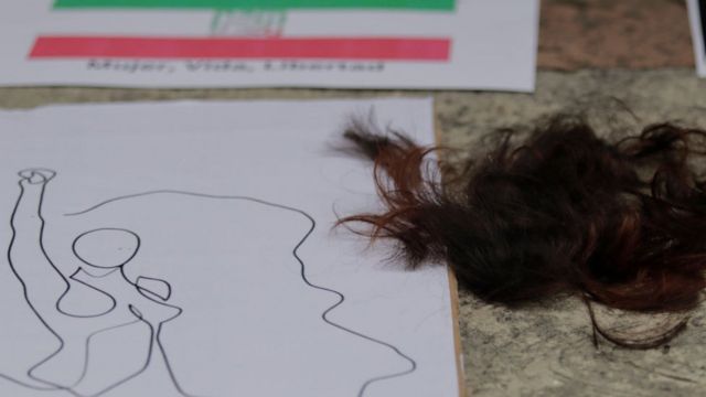 Kosmyki włosów obcięte przed ambasadą Iranu w Meksyku.