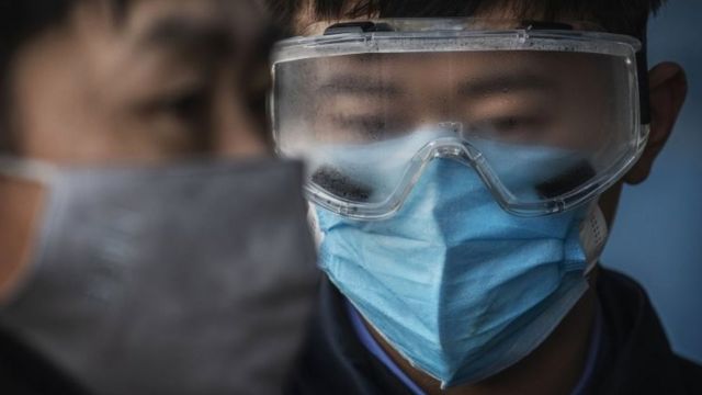 Chineses usam material de proteção