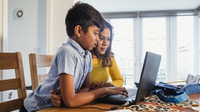 Crianças usam computador