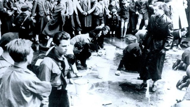 Judíos austriacos obligados a lavar una calle de Viena tras el Anschluss (anexión) alemán de Austria en 1938