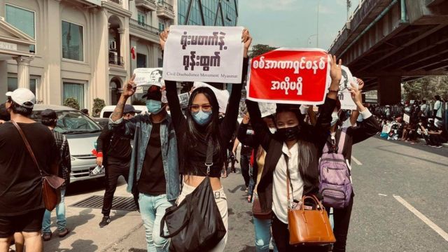 شاركت هان لاي، في الوسط، في الاحتجاجات المناهضة للانقلاب قبل أن تسافر إلى تايلاند