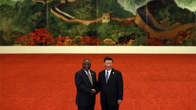 Presiden Afrika Selatan Cyril Ramaphosa, berjabat tangan dengan Presiden Xi Jinping dalam Forum on China-Africa Cooperation di Balai Besar Rakyat di Beijing, Cina, 3 September.