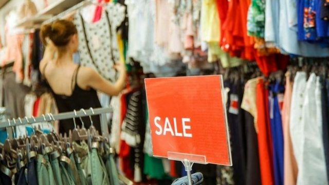 Harga gaun mungkin hanya beberapa rupiah untuk konsumen, tetapi ada biaya tersembunyi untuk lingkungan yang lebih luas