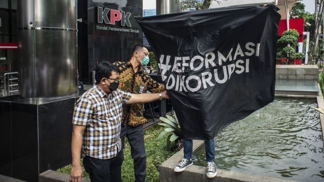 Anggota Koalisi Masyarakat Sipil Antikorupsi berunjuk rasa di depan Gedung Merah Putih KPK, Jakarta, Jumat (07/05).