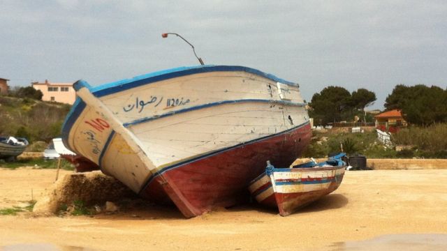 Barco abandonado em Lampedusa, na Itália