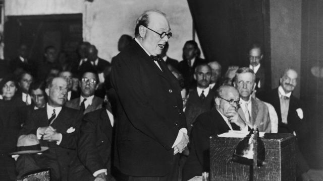 Winston Churchill fala em Paris, em foto de 1936