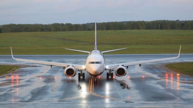 Пассажирский самолет Boeing 737-8AS Ryanair (рейс FR4978, SP-RSM) из Афин, Греция, который был перехвачен и перенаправлен в Минск в тот же день властями Беларуси, приземлился в международном аэропорту Вильнюса