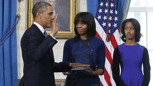 再選されたオバマ大統領は就任宣誓式で、リンカーン大統領の聖書と、キング牧師の家族の聖書を使った（2013年1月）