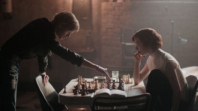 Scene from The Queen's Gambit showing Beth Harman training with male opponent Benny