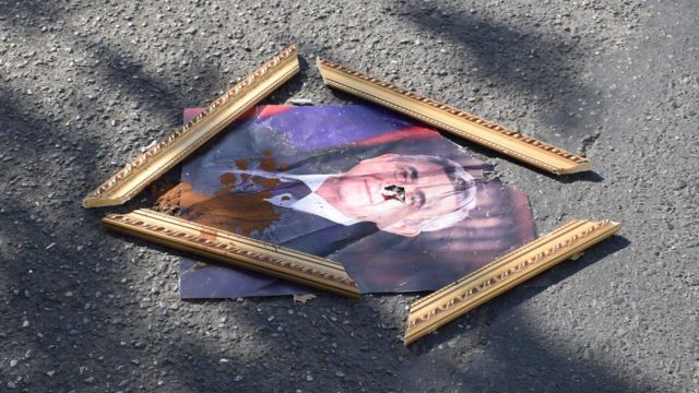 Разбитый портрет президента Армении Сежха Саргсяна