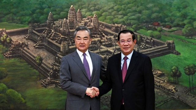 Cambodian Prime Minister Hun Sen (right) meets with Chinese Foreign Minister Wang Yi (left) at the Peace Palace in Phnom Penh (3/8/2022)