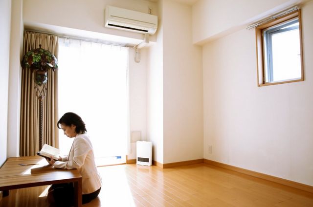 La minimalista Saeko Kushibiki demuestra dónde lee en su habitación en Fujisawa, en el sur de Tokio