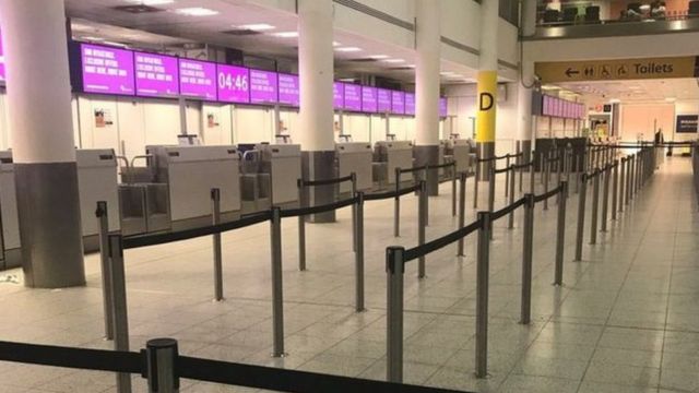 Пустые стойки регистрации Monarch Airlines в лондонском аэропорту Гэтвик