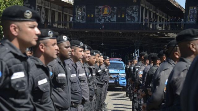 Policiais em fileiras em batalhão