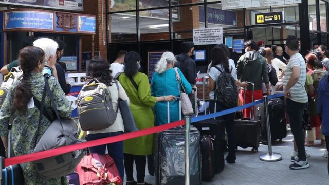 नेपालबाट विभिन्न देशमा जान लागेका यात्रुहरू त्रिभुवन अन्तर्राष्ट्रिय विमानस्थलमा