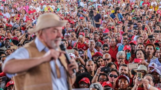 Lula discursa em ato