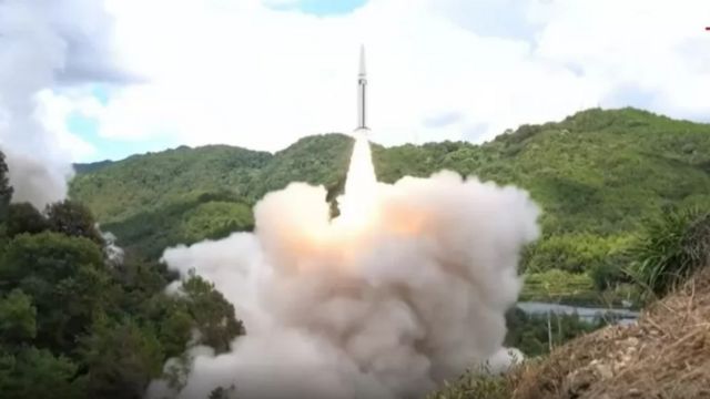 صاروخ باليستي أطلقه الجيش الصيني أثناء تدريبات عسكرية قرب تايوان