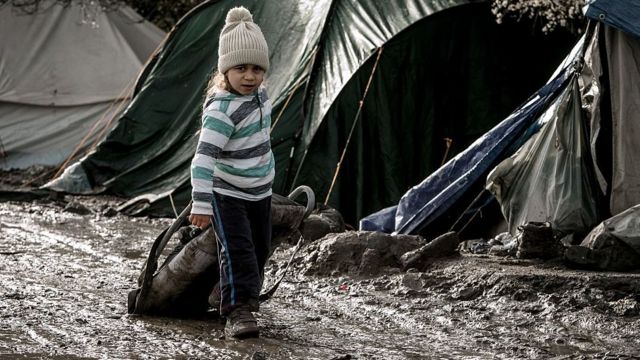 Una niña camina en el campo de refugiados de Gande-Synthe, Francia.