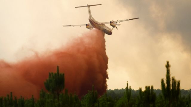 Um avião de combate a incêndios lança retardante de chamas no departamento de Gironde, no sudoeste da França.  Foto: 10 de agosto de 2022