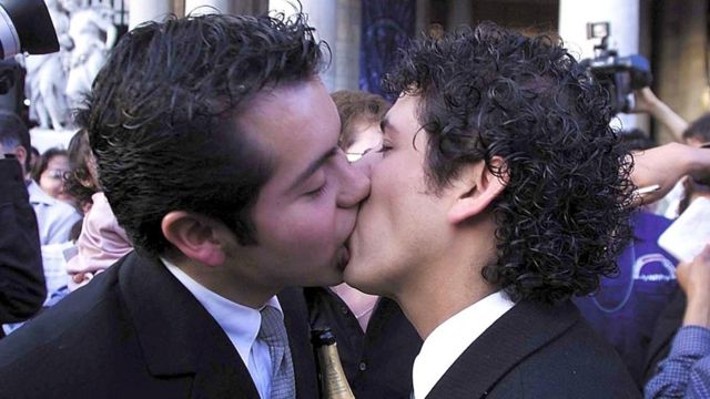 Dos recién casados se besan en Ciudad de México.