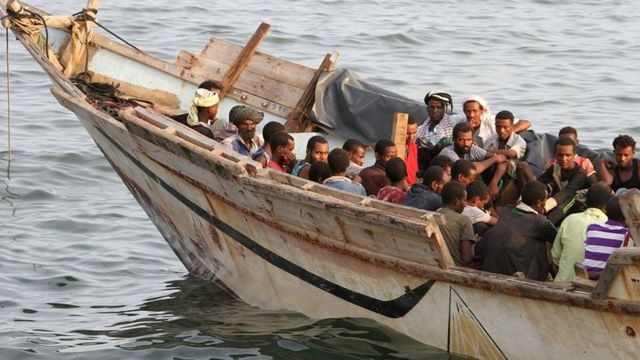 (أرشيف) قارب يقل مهاجرين في عدن