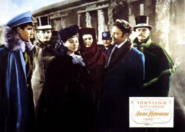 Ana Karenina, interpretada por Vivien Leigh en 1948, cuando se encuentra por primera vez con Vronsky.