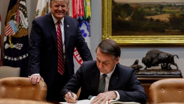 Bolsonaro assina livro de visitas ante Trump