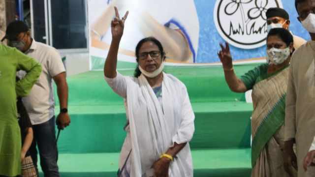 Mamata Banerjee shows the victory sign at a news conference in Kolkata, India, on 2 May 2021