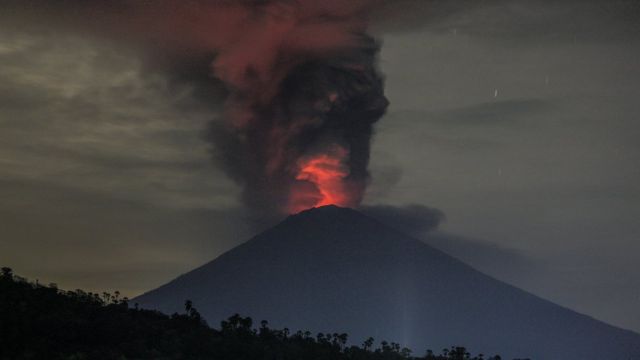 2017年阿貢火山爆發，火光映天。