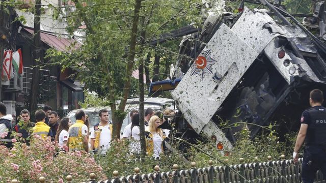 Curiosos olham para local de ataque extremista