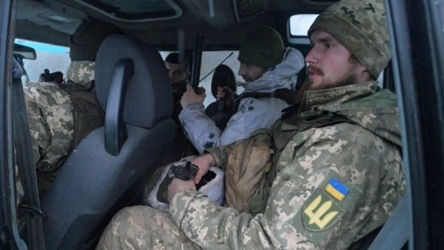 القوات الأوكرانية بالقرب من خط المواجهة مع المتمردين المدعومين من روسيا