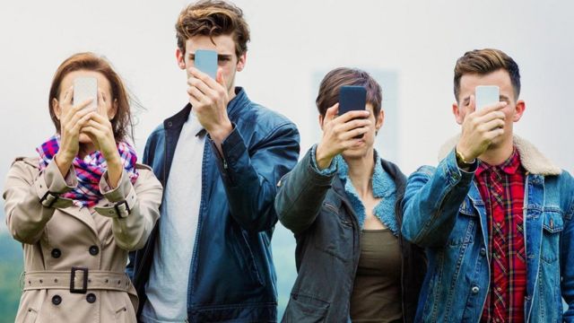 Підлітки зі смартфонами