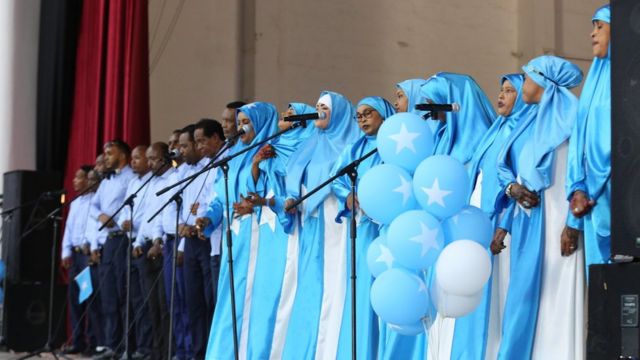 Xafladaha dabbaaldegyada ayaa lagu bandhigo miyuusik si toos ah loo tumayo oo ay ku jiraan heesho waddaniyadda ka hadlaya oo casri ah.