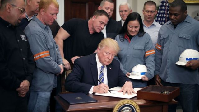Дональд Трамп подписывает указ о тарифах на сталь и алюминий