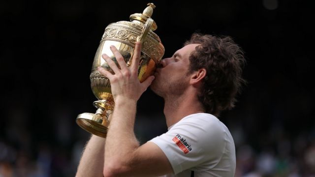 Andy Murray besa el trofeo de Wimbledon.