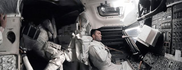 阿波罗13号飞船发生严重故障，这段镜头横扫的电影视频展示了飞船内的全景(photo:BBC)