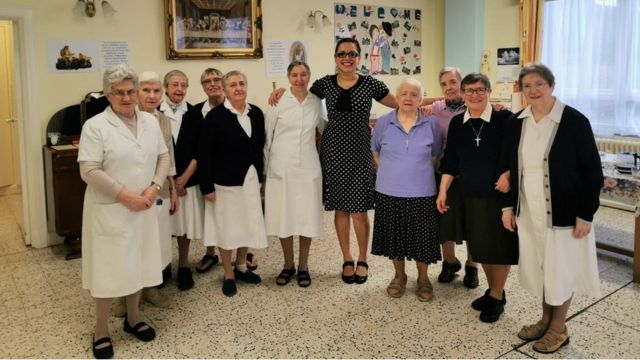 Brasileira, responsável pelo atendimento a 52 idosos, posa junto a freiras