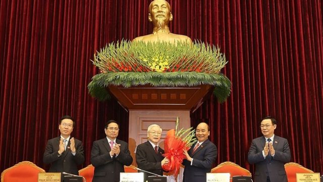 Thủ tướng Việt Nam Nguyễn Xuân Phúc chúc mừng tân Tổng bí thư Đảng Cộng sản Nguyễn Phú Trọng sau khi ông được tái đắc cử Đại hội 13 tại Hà Nội vào ngày 31 tháng 1 năm 2021