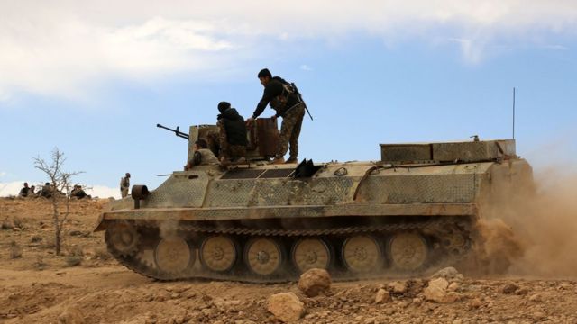 シリア民主軍(SDF)はIS掃討作戦で米国主導の有志連合に参加している。写真は今年2月、ハサケ県で。