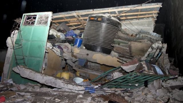 The damage of a collapsed building in Nairobi after a six-storey residential building in a low income area of the Kenyan capital collapsed (30 April 2016)