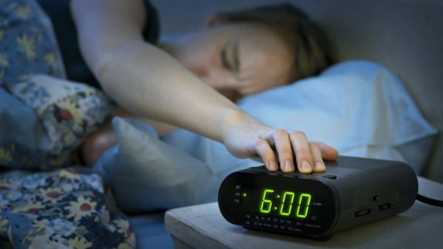 bronce Desventaja veredicto Por qué no es aconsejable retrasar la alarma del despertador una y otra vez  - BBC News Mundo
